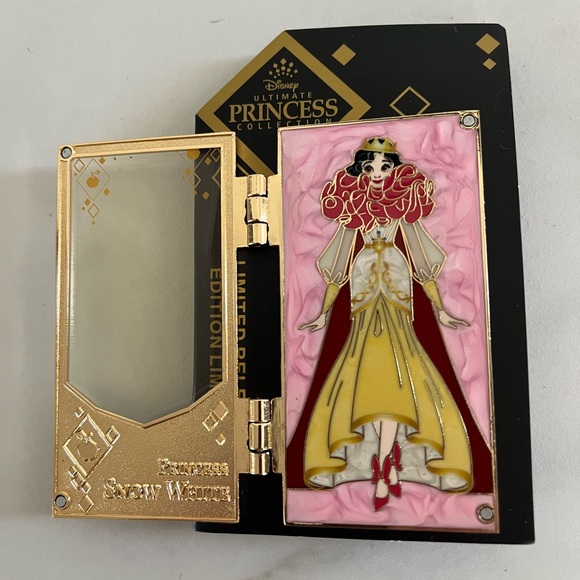 NEW Snow White Designer Collection Retired Limited Release Enamel Pin - Picture 2 of 3